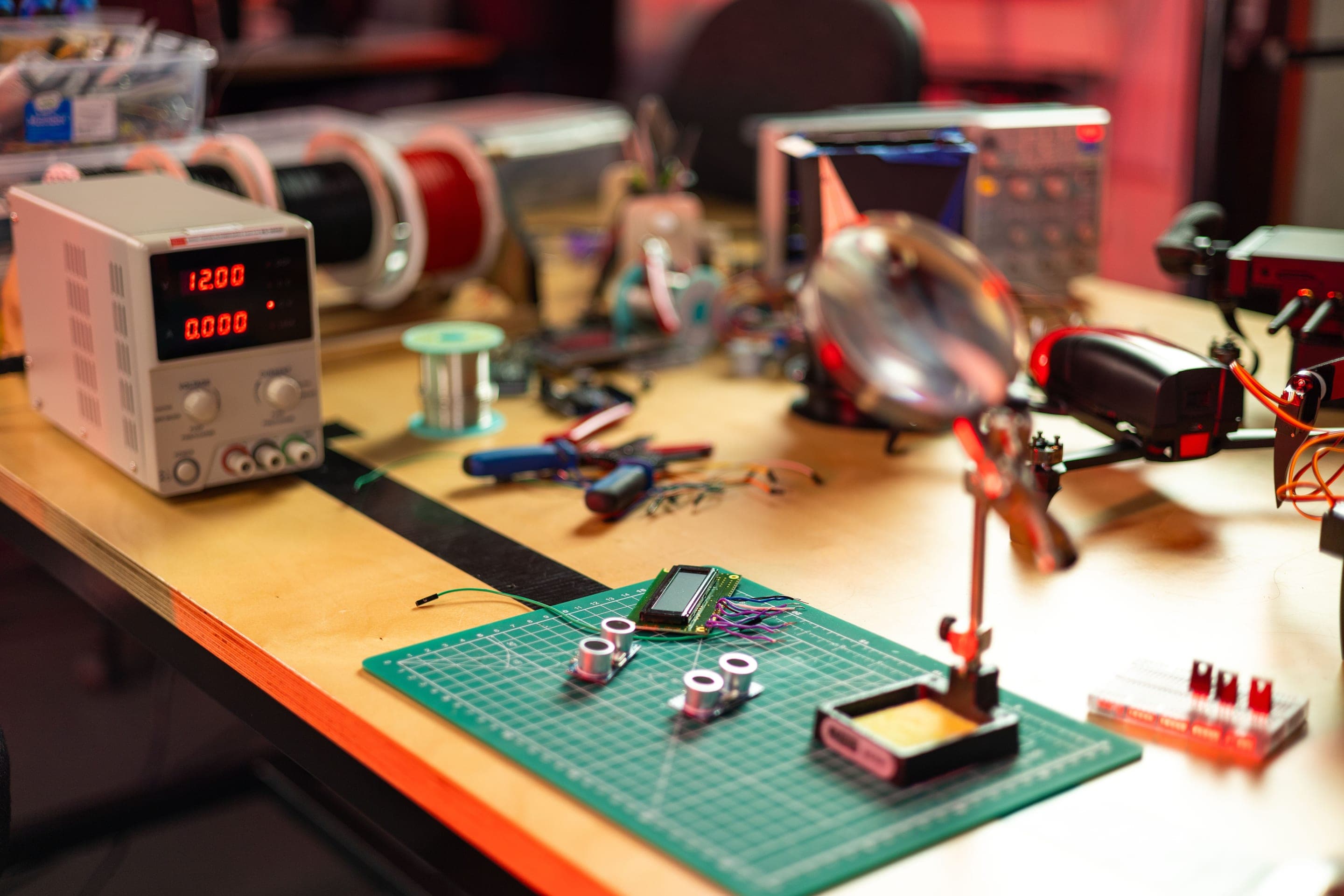Établi électronique avec instruments de mesure, composants et outils